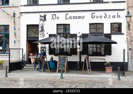 Damme, Regione Fiamminga - Belgio - 04 03 2021 Ristorante d'epoca nel centro storico della città Foto Stock