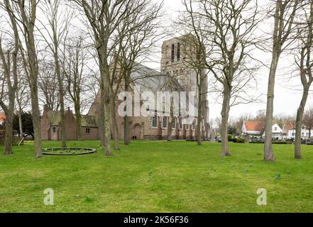 Damme, Regione Fiamminga - Belgio - 04 03 2021 cortili verdi e torre rettangolare della chiesa medievale Foto Stock
