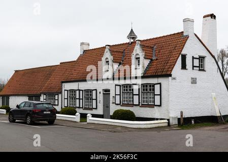 Damme, Regione Fiamminga - Belgio - 04 03 2021 Case residenziali tradizionali nella campagna belga Foto Stock