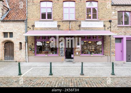 Damme, Regione Fiamminga - Belgio - 04 04 2021 - facciata in mattoni e colori vivaci di un ristorante d'epoca e negozio di souvenir Foto Stock