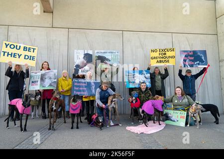 Edimburgo, Scozia, Regno Unito. 6th ottobre 2022. Dimostrazione del gruppo Scozia contro lo sfruttamento degli Greyhound (SALVIA) tenutasi oggi al Parlamento scozzese a Holyrood a Edimburgo, la campagna del gruppo per il divieto di corse di levrieri in Scozia per proteggere la salute e il benessere dei levrieri. Iain Masterton/Alamy Live News Foto Stock