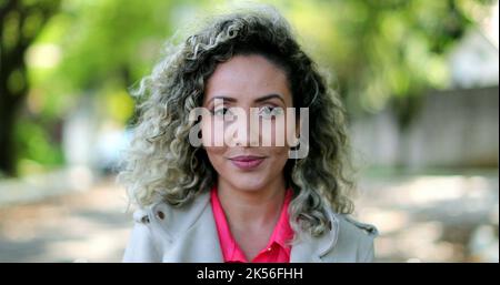 Donna di gara mista sicura sorridente all'esterno. 40s persone persone persone reali Foto Stock