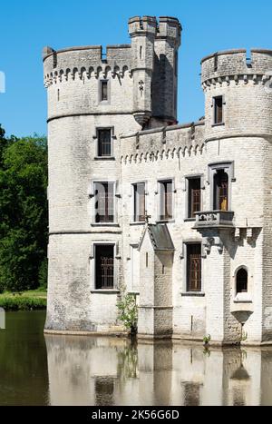 Meise, Fiandre - Belgio - 02 09 2021 il castello tradizionale Bouchout nel laghetto d'acqua del Giardino Botanico Foto Stock