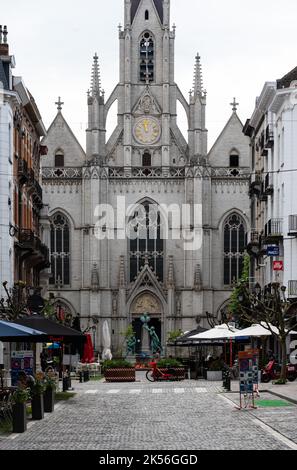 Ixelles, capitale di Bruxelles - Belgio - 05 13 2021 Vista su Piazza San Bonifacio, strada e chiesa con ristoranti africani Foto Stock