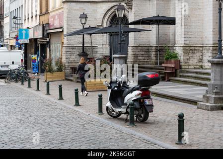 Ixelles, Regione capitale di Bruxelles - Belgio - 05 13 2021 - Moto parcheggiato in Piazza San Bonifacio Foto Stock