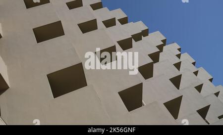 Facciata moderna di un edificio residenziale con grandi balconi Foto Stock