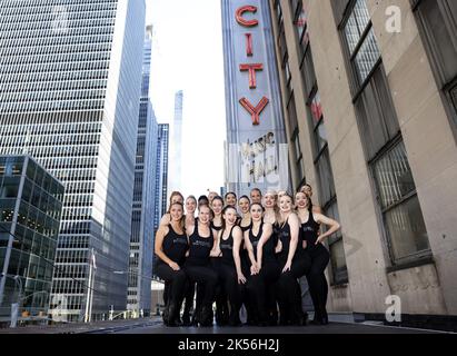 New York, Stati Uniti. 06th Ott 2022. New York City. US, 06/10/2022, prima dell'inizio delle prove per lo spettacolare Natale del 2022, diciotto Rockettes nuove di zecca partecipano a una foto in cima all'iconico padiglione della radio City Music Hall giovedì 06 ottobre 2022 a New York City. Si tratta di un numero record di nuove Rockettes provenienti dagli Stati Uniti e dall'Australia e 17 delle 18 nuove donne sono arrivate attraverso il Rockettes Conservatory, un programma di formazione/sviluppo di ballerina senza costi e solo su invito. Foto di John Angelillo/UPI Credit: UPI/Alamy Live News Foto Stock