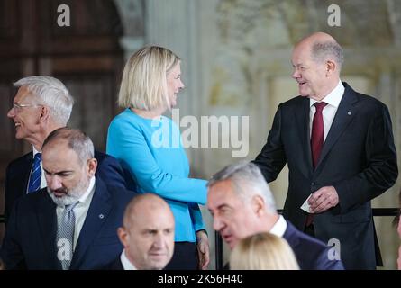 Prag, Repubblica Ceca. 06th Ott 2022. Il cancelliere tedesco OLAF Scholz (DOCUP) ha incontrato il primo ministro svedese Eva Magdalena Andersson alla riunione dei capi di Stato e di governo di 44 stati della nuova comunità politica europea. Oltre ai 27 paesi dell'UE, saranno inclusi anche l'Ucraina, la Turchia, la Gran Bretagna e la Svizzera. L'obiettivo della nuova comunità politica europea è quello di consentire uno scambio più stretto tra i paesi dell'UE e i partner al di fuori dell'UE. Credit: Kay Nietfeld/dpa/Alamy Live News Foto Stock