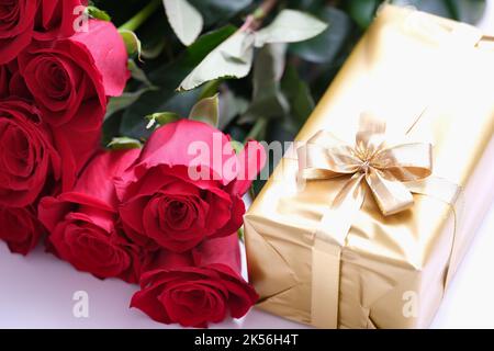 Scatola d'oro regalo per San Valentino con rose rosse Foto Stock