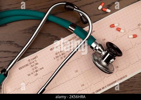 Trattamento medico - Stetoscopio medico e tracciato ECG. Foto Stock