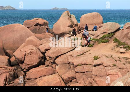 PLOUMANACH, FRANCIA - 5 SETTEMBRE 2019: È un gruppo di persone sulle insolite massi di granito colorato sulla Costa di granito Rosa in Bretagna. Foto Stock