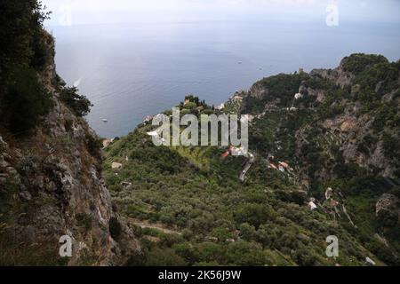 Vista sulla Costiera Amalfitana da Villa Cimbrone, Italia Foto Stock