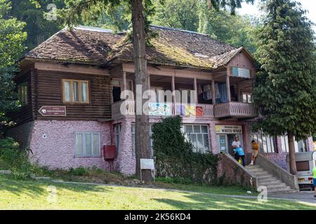 Baia de Fier, Contea di Gorj, Romania – 24 luglio 2022: Sede del Mountain club “Lupo Bianco” a Baia de Fier, Gorj, Romania Foto Stock