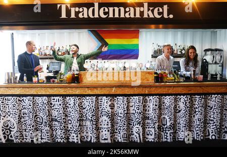 Il Principe di Galles è dichiarato vincitore mentre la Principessa di Galles continua a fare un drink durante una gara di cocktail durante una visita al Trademarket, un nuovo mercato all'aperto di Street-food e al dettaglio situato nel centro di Belfast, come parte della visita reale in Irlanda del Nord. Data immagine: Giovedì 6 ottobre 2022. Vedi la storia di PA ROYAL Wales. Il credito fotografico dovrebbe essere: Brian Lawless/PA Wire Foto Stock