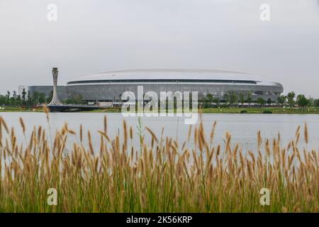 Chengdu, Cina - 4th ottobre 2022: Vista dello stadio di Dong’an dal lago di Dong’an, uno dei principali luoghi di ritrovo dei Giochi universitari mondiali di Chengdu 2021 Foto Stock