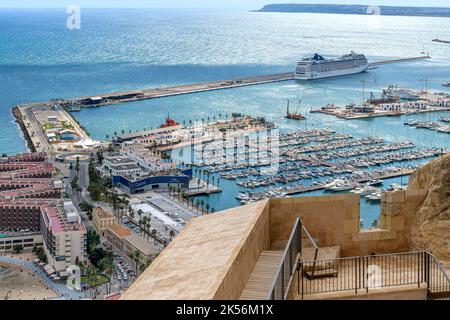 Una vista a volo d'uccello sulla città portuale di Alicante sulla Costa Blanca nel sud della Spagna. Foto del porticciolo scattate da Castillo de Santa Barbara. Foto Stock