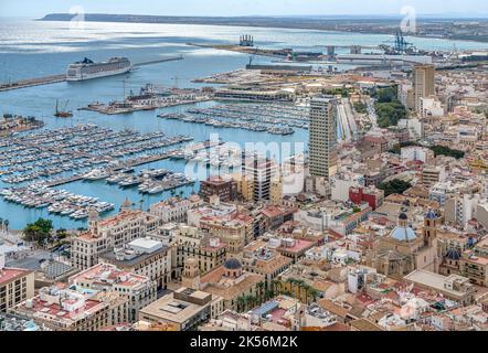 Una vista a volo d'uccello sulla città portuale di Alicante sulla Costa Blanca nel sud della Spagna. Foto del porticciolo scattate da Castillo de Santa Barbara. Foto Stock