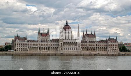 BUDAPEST-GIUGNO 20: Vista del parlamento ungherese il 20 giugno 2011 a Budapest, Ungheria. Foto Stock