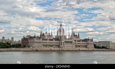 BUDAPEST-GIUGNO 20: Vista del parlamento ungherese il 20 giugno 2011 a Budapest, Ungheria. Foto Stock