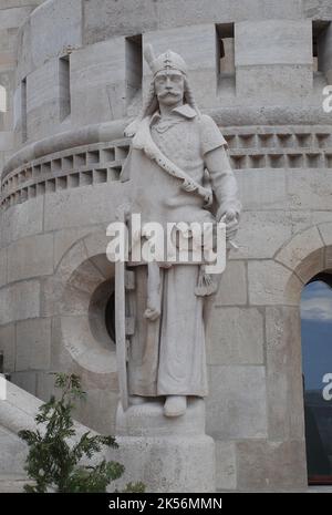 Budapest, Ungheria - 21 giugno 2011: Statua del Re Stefano nel Bastione dei pescatori di Budapest Foto Stock