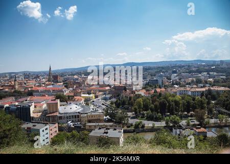 CLUJ-NAPOCA, TRANSILVANIA, ROMANIA - 21 AGOSTO 2018: Vista aerea della città il 21 agosto 2018 in Cluj-Napoca. Foto Stock