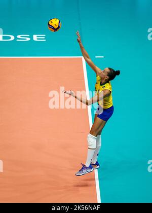 ROTTERDAM, PAESI BASSI - 6 OTTOBRE: Gabriela Braga Guimaraes del Brasile serve durante la partita di Pool e fase 2 tra Brasile e Porto Rico il giorno 13 del Campionato Mondiale di Volley FIVB 2022 al Rotterdam Ahoy il 6 ottobre 2022 a Rotterdam, Paesi Bassi (Foto di René Nijhuis/Orange Pictures) Foto Stock