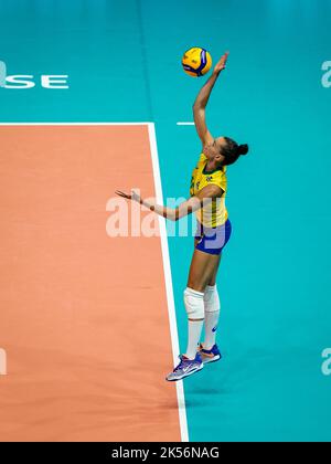 ROTTERDAM, PAESI BASSI - 6 OTTOBRE: Gabriela Braga Guimaraes del Brasile serve durante la partita di Pool e fase 2 tra Brasile e Porto Rico il giorno 13 del Campionato Mondiale di Volley FIVB 2022 al Rotterdam Ahoy il 6 ottobre 2022 a Rotterdam, Paesi Bassi (Foto di René Nijhuis/Orange Pictures) Foto Stock