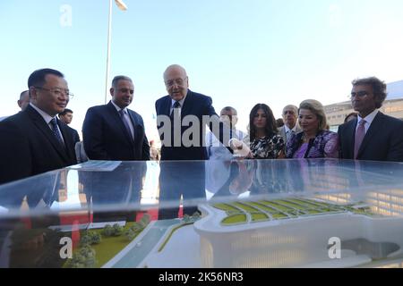 (221006) -- BEIRUT, 6 ottobre 2022 (Xinhua) -- il primo ministro libanese Najib Mikati (3rd L) esamina il modello del Conservatorio superiore nazionale di musica finanziato dalla Cina durante la sua visita al sito di costruzione del conservatorio a Dbayeh, vicino Beirut, Libano, 6 ottobre 2022. Il Conservatorio Nazionale superiore Libanese di Musica finanziato dal governo cinese vicino alla capitale del Libano Beirut sarà un centro di attrazione per la regione del Medio Oriente, ha detto il primo ministro libanese Najib Mikati Giovedi. ANDARE CON 'Cina-finanziato conservatorio in Libano per essere centro di attrazione a Mideast: Libanese Foto Stock