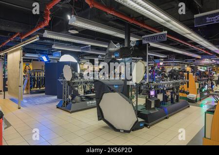 Bell'interno del negozio BH Photo Video con vista di rack con Softboxs e altre attrezzature fotografiche. STATI UNITI. New York. Foto Stock