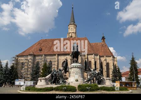 CLUJ-NAPOCA, TRANSILVANIA, ROMANIA - 21 AGOSTO 2018: La famosa statua di Mathias Rex e la Basilica di San Chiesa di Michele il 21 agosto 2018 a Cluj-Napoca. Foto Stock