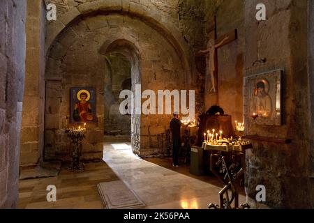 Vacanze di Pasqua, un uomo che illumina una candela, festeggia la pasqua nella bellissima Cattedrale di Svetitskhoveli, Chiesa ortodossa georgiana vicino a Tbilisi in Georgia Foto Stock