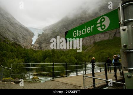 Un cartello che indica il ghiacciaio di Briksdal/Briksdalsbreen al Jostedalsbreen/Jostedal Glacier National Park, Norvegia. Segnale per il ghiacciaio #Briksdal. Foto Stock