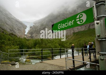 Un cartello che indica il ghiacciaio di Briksdal/Briksdalsbreen al Jostedalsbreen/Jostedal Glacier National Park, Norvegia. Segnale per il ghiacciaio #Briksdal. Foto Stock