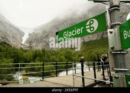 Un cartello che indica il ghiacciaio di Briksdal/Briksdalsbreen al Jostedalsbreen/Jostedal Glacier National Park, Norvegia. Segnale per il ghiacciaio #Briksdal. Foto Stock