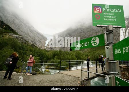 Un cartello che indica il ghiacciaio di Briksdal/Briksdalsbreen al Jostedalsbreen/Jostedal Glacier National Park, Norvegia. Segnale per il ghiacciaio #Briksdal. Foto Stock