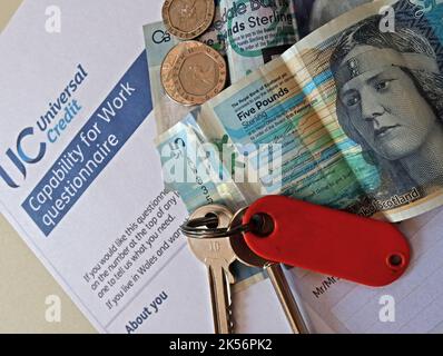 UC Universal Credit - questionario sulla capacità di lavorare, con contanti, banconote in sterline, chiavi della casa Foto Stock