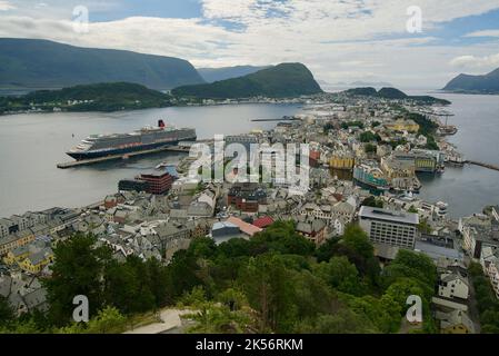 Ålesund: La vista dal punto di vista di Fjellstua / la montagna cittadina e punto di vista di Aksla. Una crociera nel molo - Cunard Queen Victoria. Foto Stock