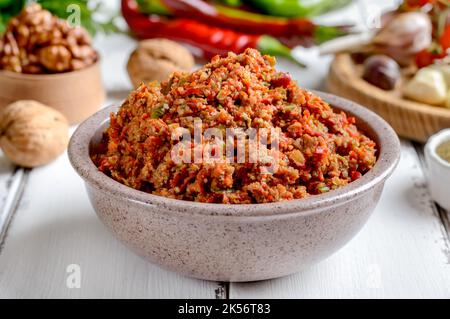 Adjika da peperoni caldi e noci. Speziato condimento della cucina Georgiana Foto Stock