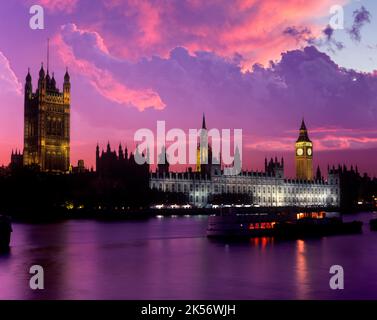 Case del Parlamento Fiume Tamigi Londra Inghilterra REGNO UNITO Foto Stock