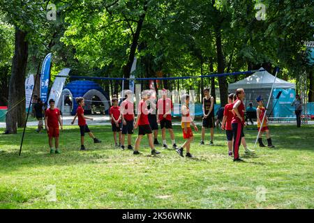 Craiova, Contea di Dolj, Romania – 14 maggio 2022: Giovani che praticano sport nel Parco Romanescu în Craiova, Romania. Foto Stock