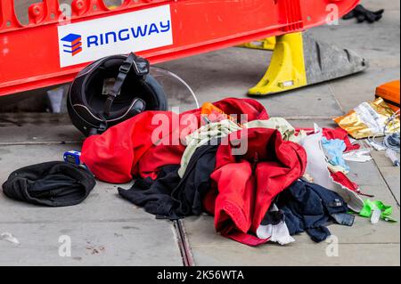 Città di Londra, Regno Unito. 06th Ott 2022. La polizia della città di Londra e la loro squadra di medicina legale indagano su un triplice stabbing all'esterno di 22 Bishopsgate. Credit: Guy Bell/Alamy Live News Foto Stock