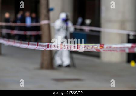 Città di Londra, Regno Unito. 06th Ott 2022. La polizia della città di Londra e la loro squadra di medicina legale indagano su un triplice stabbing all'esterno di 22 Bishopsgate. Credit: Guy Bell/Alamy Live News Foto Stock