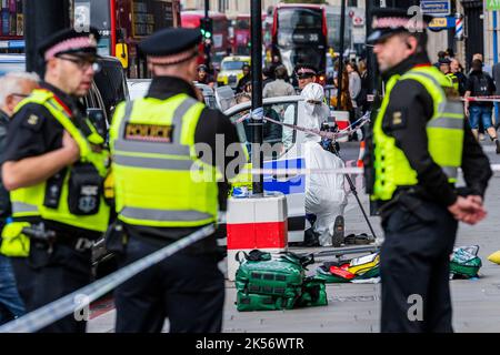 Città di Londra, Regno Unito. 06th Ott 2022. La polizia della città di Londra e la loro squadra di medicina legale indagano su un triplice stabbing all'esterno di 22 Bishopsgate. Credit: Guy Bell/Alamy Live News Foto Stock