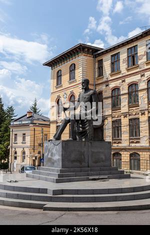 Craiova, Dolj, Romania – 14 maggio 2022: La statua del re Carol , di fronte al Carol i College di Craiova, Romania. Foto Stock