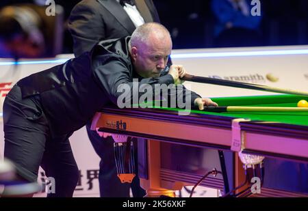 Hong Kong, Cina. 06th Ott 2022. Il mondo No5 John Higgins (nella foto) dalla Scozia batte il mondo NO2 Judd Trump dall'Inghilterra nella loro partita di apertura dell'Hong Kong Masters Snooker 2022. Il torneo che si gioca all'Hong Kong Coliseum vede i 5 migliori giocatori al mondo confrontarsi con talenti locali. Alamy Live Sport/Jayne Russell Credit: Jayne Russell/Alamy Live News Foto Stock