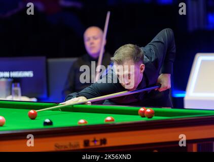 Hong Kong, Cina. 06th Ott 2022. Il mondo No5 John Higgins dalla Scozia batte il mondo NO2 Judd Trump (nella foto) dall'Inghilterra nella loro partita di apertura dell'Hong Kong Masters Snooker 2022. Il torneo che si gioca all'Hong Kong Coliseum vede i 5 migliori giocatori al mondo confrontarsi con talenti locali. Alamy Live Sport/Jayne Russell Credit: Jayne Russell/Alamy Live News Foto Stock