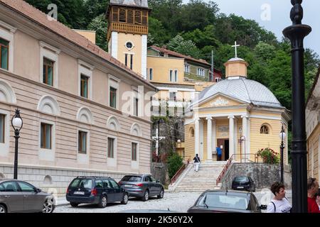 Chiesa cattolica romana 'Assunzione della Beata Vergine Maria' nella zona vecchia della città Baile Herculane, Caras-Severin, Romania. Foto Stock