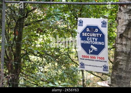 Un segnale di monitoraggio TVCC di sicurezza sul più spinoso Estatenext industriale al Sentiero di Sett Vally nel Derbyshire. Foto Stock
