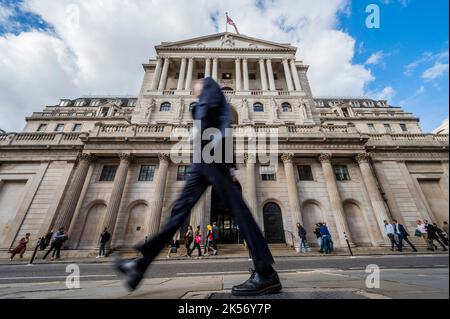 Londra, Regno Unito. 6th Ott 2022. I lavoratori della città passano la Banca d'Inghilterra che sta lottando con le turbolenze del mercato create dall'evento di bilancio di Liz Truss e del suo team. Credit: Guy Bell/Alamy Live News Foto Stock