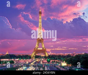 VARSOVIE FONTANE TROCADERO Palais de Chaillot TORRE EIFFEL Parigi Francia Foto Stock